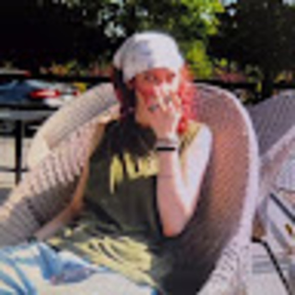 Poshmark profile picture for @unraveling